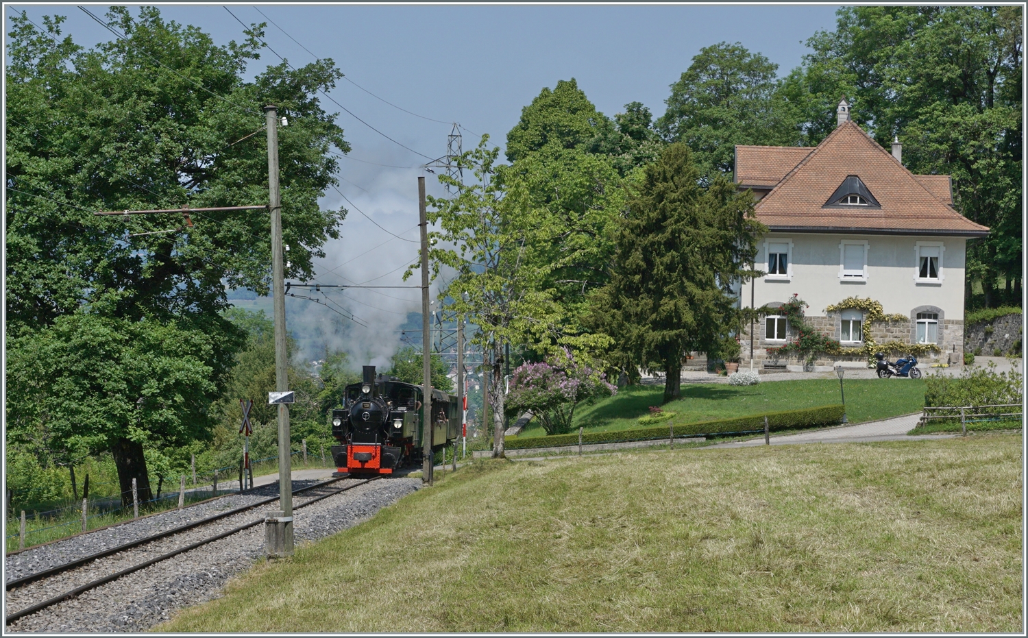 Weitaus gefälliger wirkt die SEG G 2x 2/2 105 der Blonay-Chamby Bahn auf dem selben Streckenabschnitt mit ihrem Dampfzug nach Chaulin.

29. Mai 2023