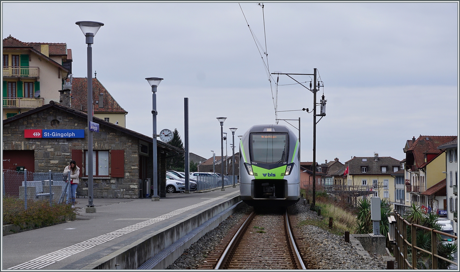 Weitaus ruhiger zeigt sich der Bahnbetrieb am anderen Ende des Sees: Die Wiederinbetriebnahme der Strecke Evian - St-Gingolph steht zwar seit Jahren zur Diskussion, aber die Regionalps Zge wenden weiterhin in St-Gingolph (Suisse) im Stundentakt. 
Im Bild der von der BLS gemietet RABe 528 MIKA, der auf die Abfahrt als R 91 6125 nach Brig wartet. 
(Das Bild entstand vom Bahnbergang aus).

4. Mrz 2024