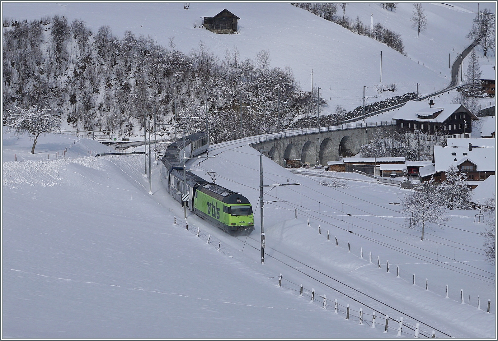 Weltneuheit und schon historisch: Kurz nachdem sich die Sonne hinter Wolken versteckt hatte, fährt die BLS Re 465 001 mit dem GoldenPass Express GPX 4068 bei Garstatt durch eine bezaubernde Winterlandschaft. Der Zug ist von Montreux nach Interlaken unterwegs.
Allem Anschein nach vertragen sich die Schmalspurräder schlecht mit den Normalspurweichen, bei welchen die Spurkränze das Herzstück rammen statt wie gewünscht links oder rechts vorüber zu gleiten. Jedenfalls stellte die BLS nach gut GPX 150 Zügen Schäden fest und der GPX Normalspurbetrieb beleibt vorerst eingestellt. Nun muss die MOB im wahrsten Sinne das Rad neu erfinden...

20. Januar 2023 