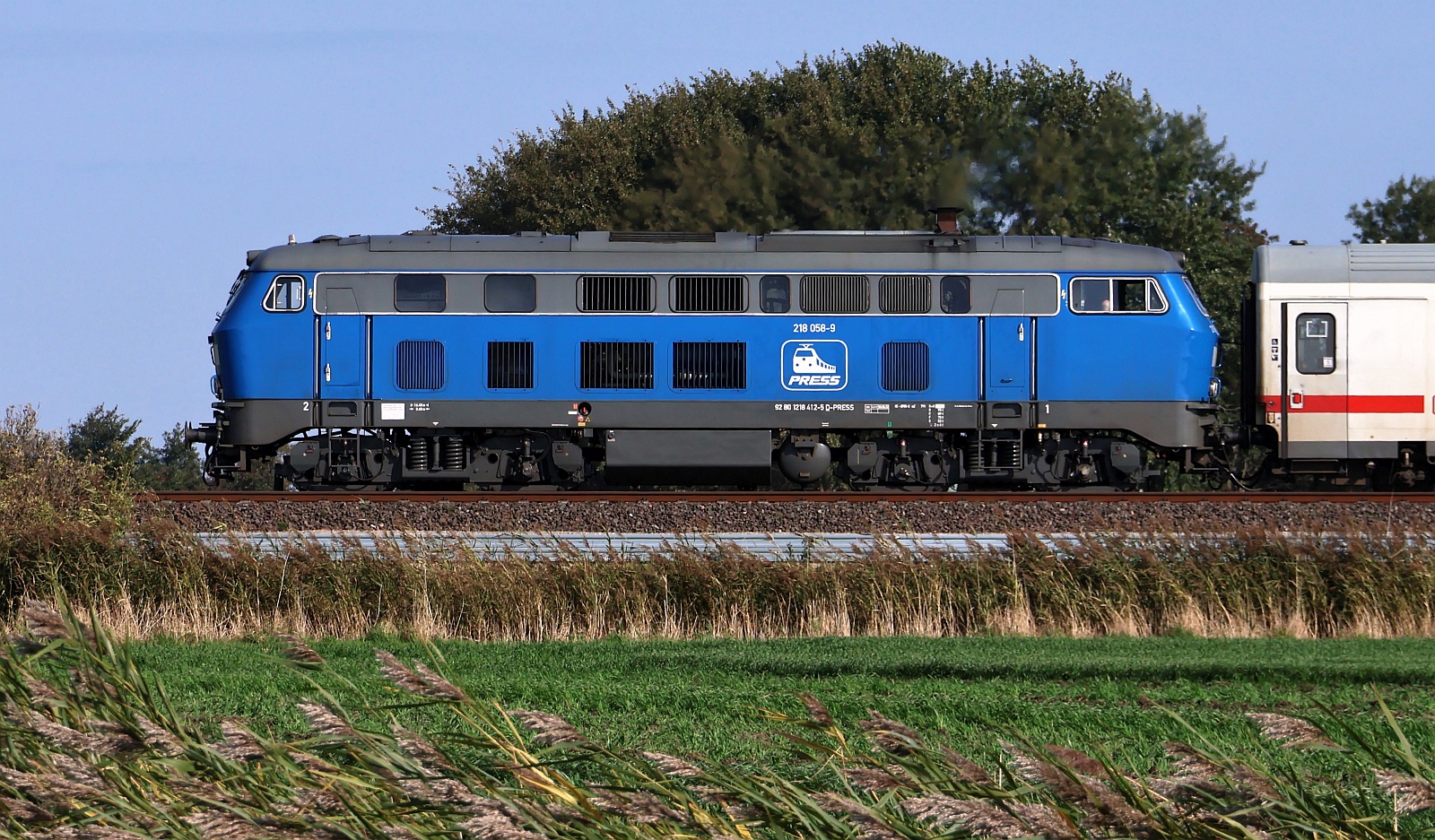 Wie von Geisterhand inkl Verlinkung nach DSO vom hiesigen Server verschwunden....gaaaanz toll...PRESS 218 058 oder 218 412-5 wie sie genau heißt aufgenommen Lehnshallig am 28.09.25