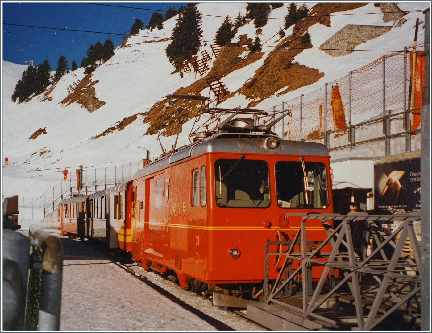 Wie heute, so war es auch früher nicht einfach in Col de Bretaye zu fotografieren. Trotzdem möchte ich dieses Bild der HGe 4/4 31 in den  alten  BVB Farben zeigen. 
Beachtenswert, damals war die HGe 4/4 mit Scherenstromabnehmern ausgestattet. 

Analogbild vom Januar 1997