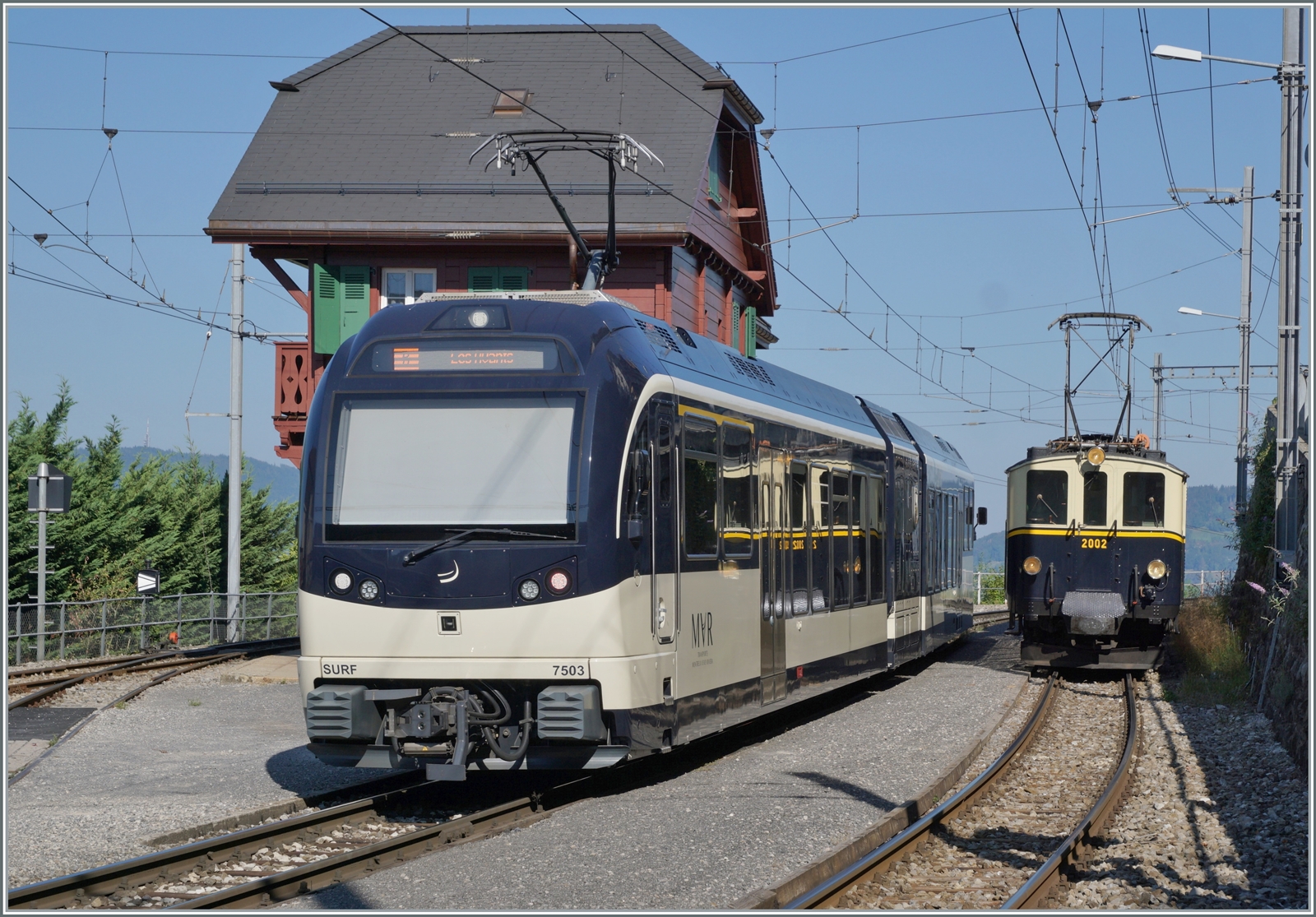 Wie passend: der CEV M;VR ABeh 2/6 7503  Blonay-Chamby  begegnet in Chamby dem B-C MOB FZe 6/6 2002 (ex MOB). 

10. Sept. 2023