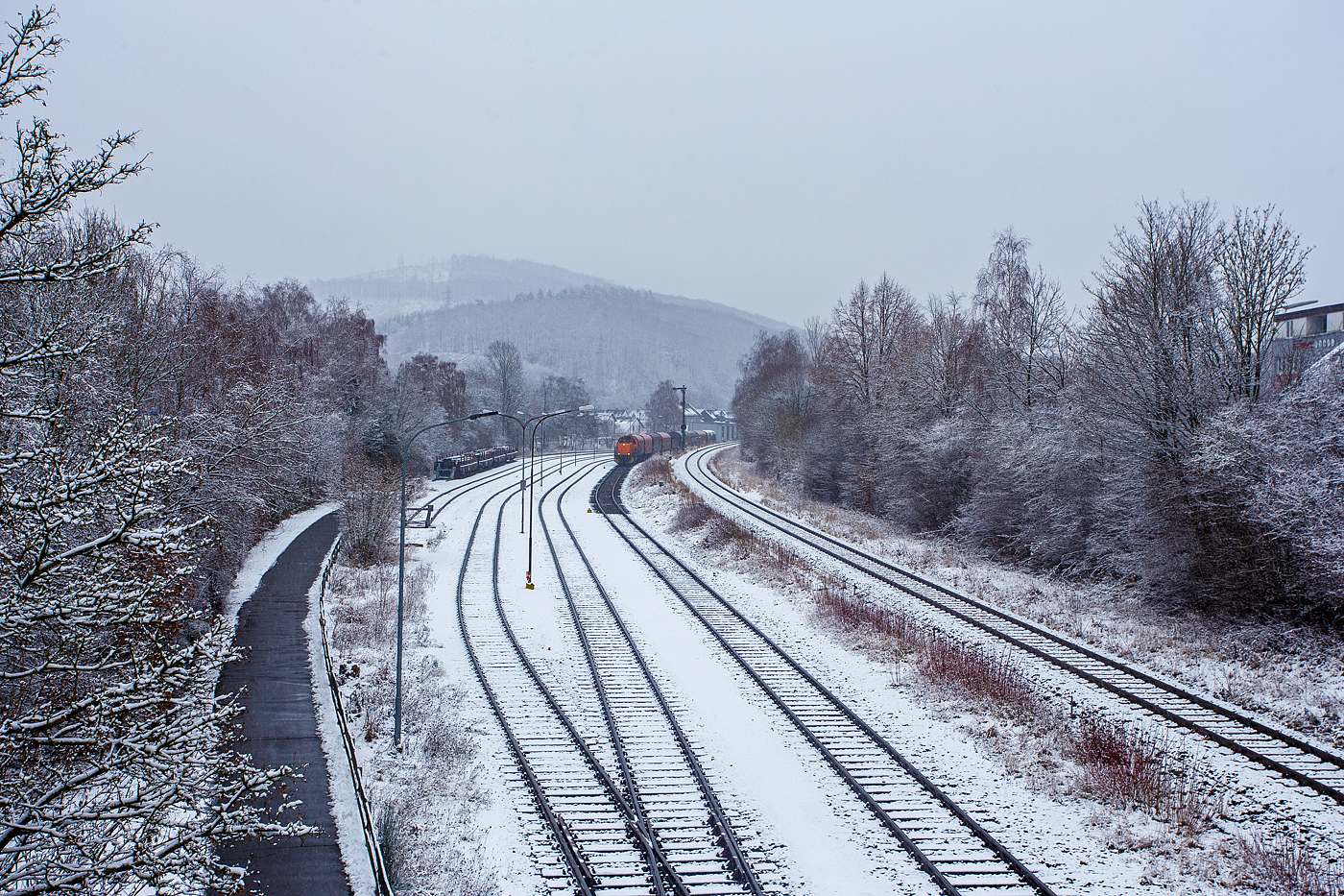 Winter im Hellertal - Die KSW 46 bzw. 277 807-4 (92 80 1277 807-4 D-KSW), die Vossloh G 1700-2 BB der KSW (Kreisbahn Siegen-Wittgenstein), steht am 29 Januar 2026 mit einem Übergabegüterzug noch weit hinten auf den KSW-Rangierbahnhof (Betriebsstätte FGE -Freien Grunder Eisenbahn) in Herdorf.
