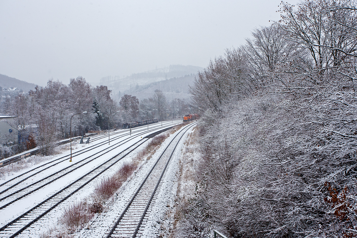 Winter im Hellertal - Die KSW 46 bzw. 277 807-4 (92 80 1277 807-4 D-KSW), die Vossloh G 1700-2 BB der KSW (Kreisbahn Siegen-Wittgenstein), steht am 29 Januar 2026 mit einem Übergabegüterzug noch weit hinten auf den KSW-Rangierbahnhof (Betriebsstätte FGE -Freien Grunder Eisenbahn) in Herdorf.