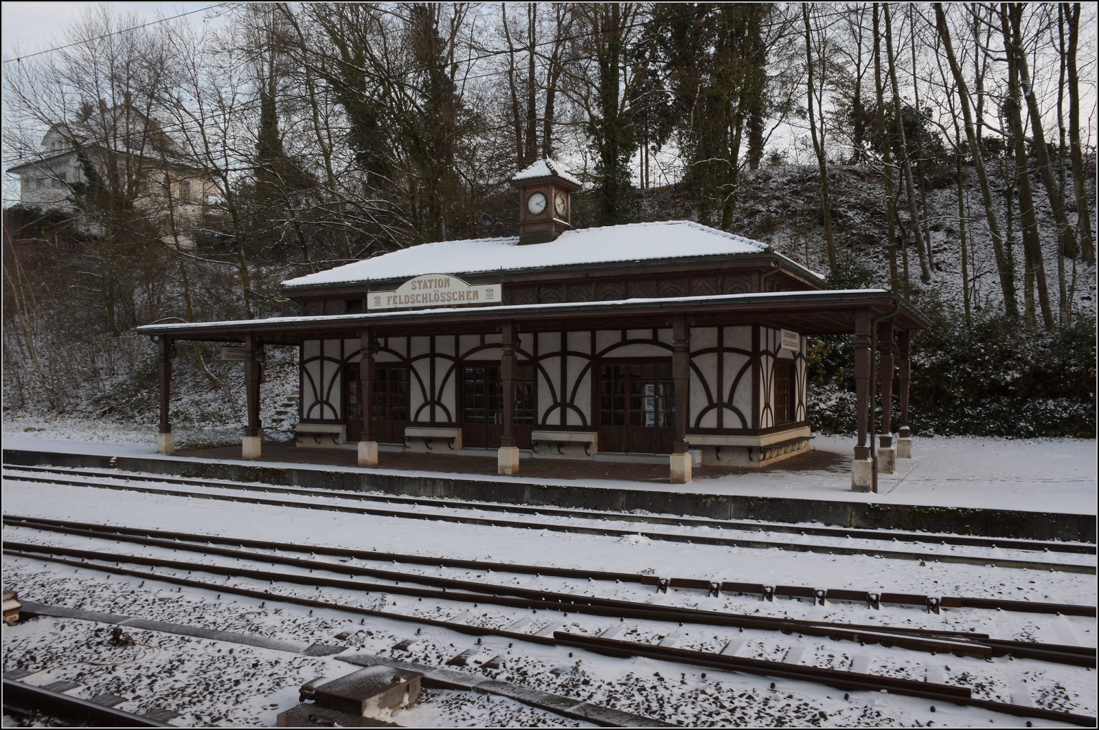 Wintergruss mit dem überzuckerten Gästebahnhof der Brauerei Feldschlösschen. Rheinfelden (AG), Dezember 2022.