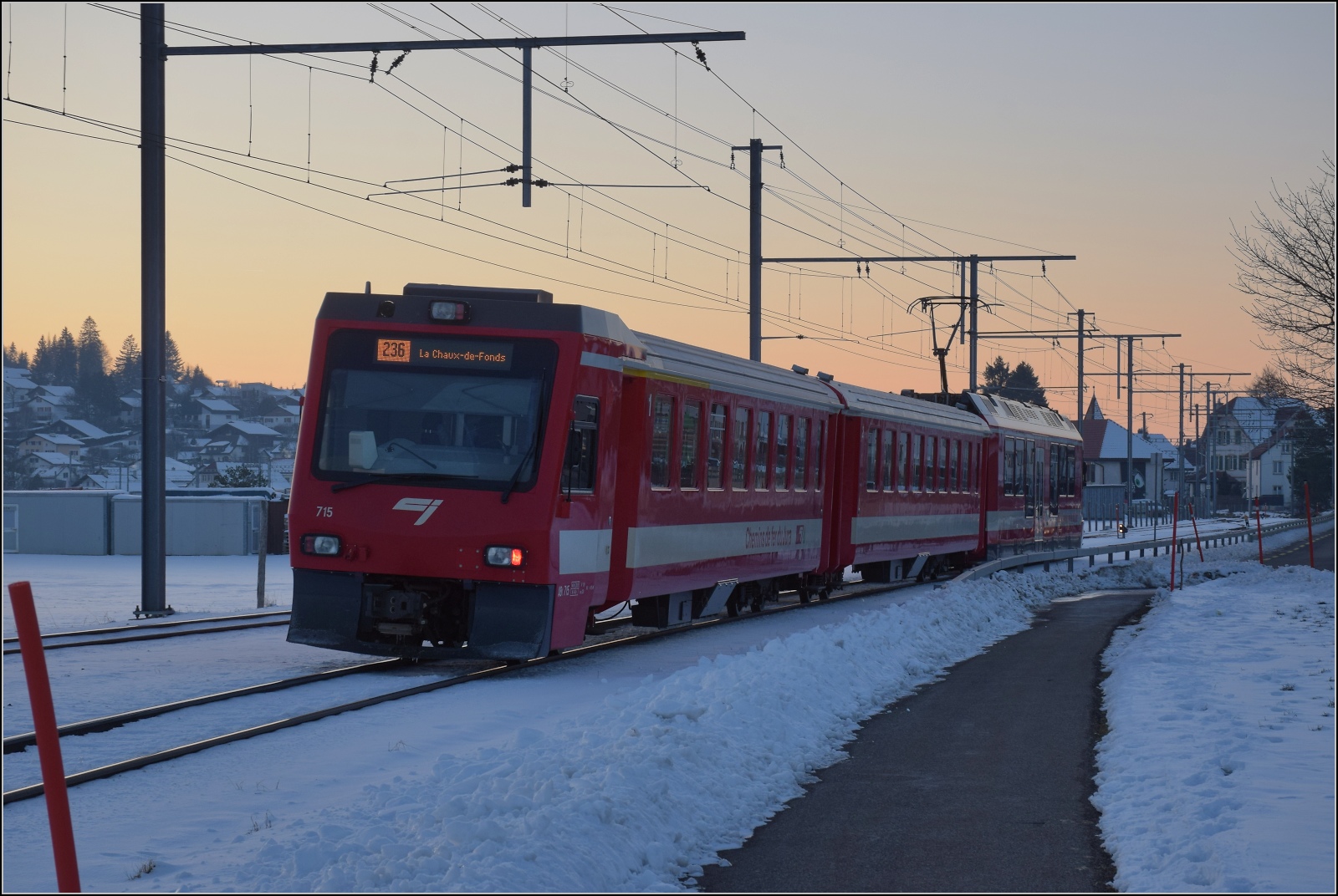 Winterlich auf den Freibergen.

Steuerwagen 715 hinter einem Zwischenwagen am Motorwagen Be 4/4 655 in Le Noirmont auf dem Weg nach La Chaux-de-Fonds. F