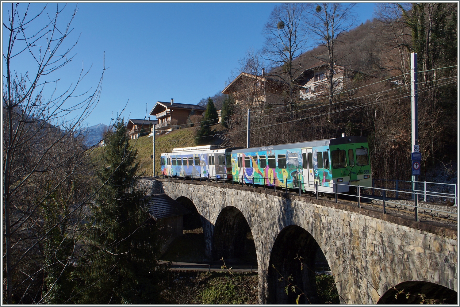 Ziemlich bunt verziert (kein Graffiti!) zeigt sich ein AOMC BDe 4/4 mit Bt bei Chemex. 

7. Jan. 2017 