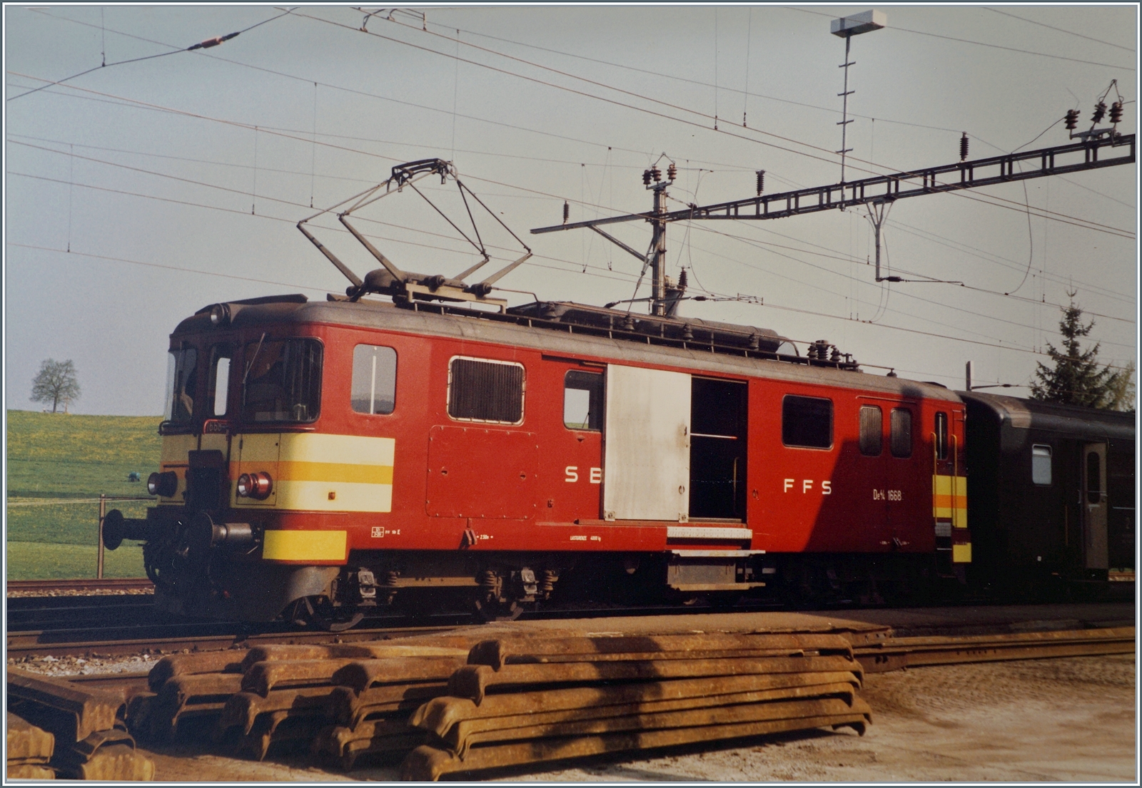 Zum  Müster-Pendel  in Beromünster mit den Bti fand ich noch dieses Detailbild des De 4/4 1668, welcher als Triebfahrzeug bei besagtem Zug im Einsatz stand. 

Analog Bild vom Sommer 1987