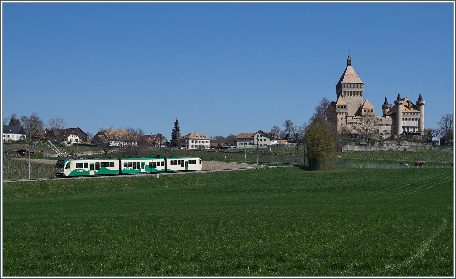 Zwei BAM SURF Be 4/4 mit Mittelwagen sind als Regionalzug von Morges nach Bière kurz vor Vufflens le Château unterwegs.

4. April 2023