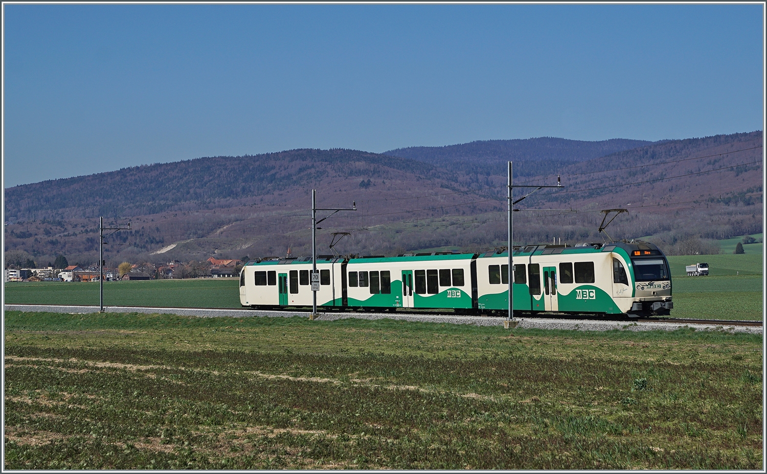 Zwei BAM SURF Be 4/4 mit Mittelwagen sind als Regionalzug von Morges nach Bière kurz vor Biere unterwegs.

4. April 2023