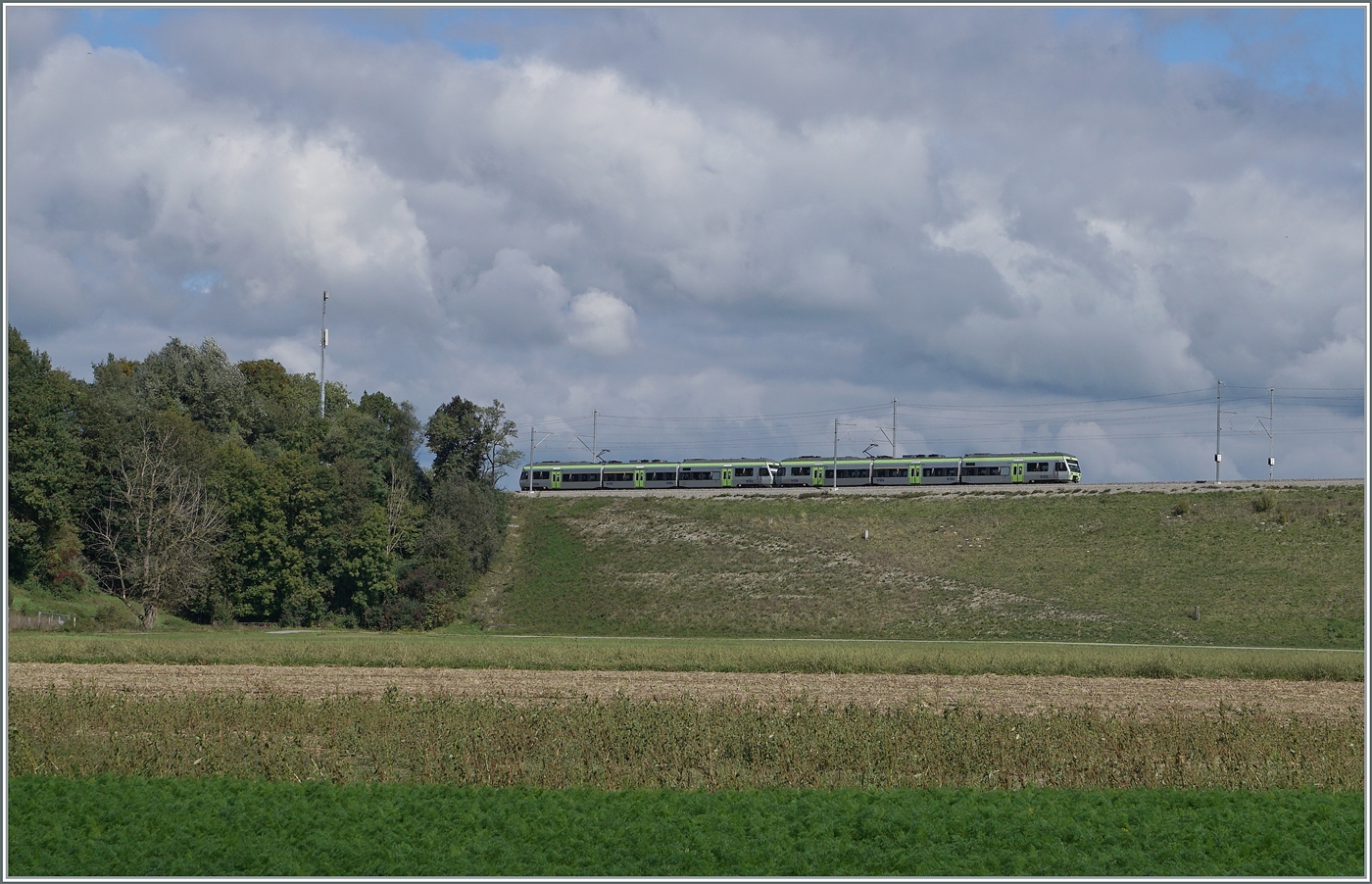 Zwei BLS RABe 525  NINA  sind als S 5 15545 von Kerzers nach Bern bei Gmmenen unterwegs.

5. Okt. 2024