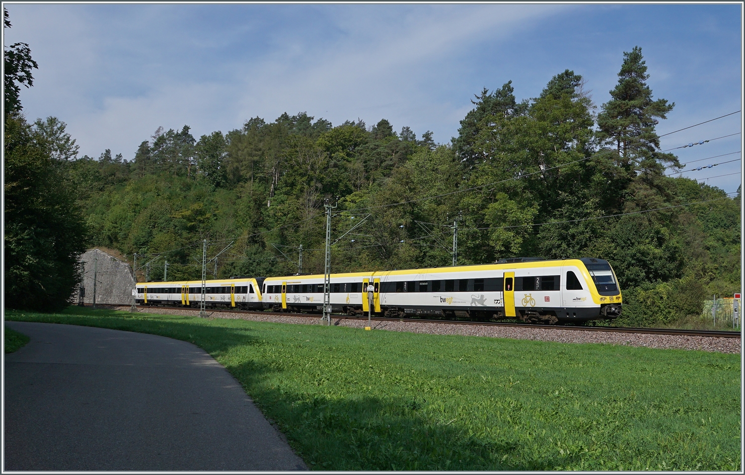 Zwei DB Dieseltriebwagen 612 sind bei Thayngen als IRE 3 auf dem Weg nach Basel Bad. Bf. 

30. Aug. 2022