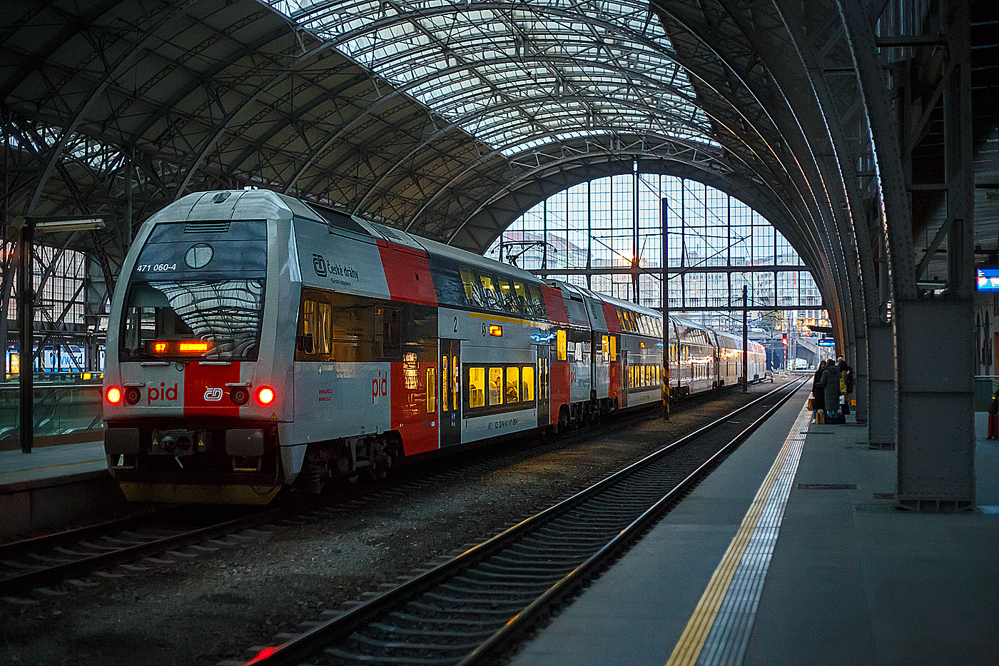 Zwei gekuppelte dreiteilige elektrische Doppelstocktriebzüge vom Typ Škoda CityElefant der ČD - České dráhy Baureihe  471 / 071 / 971, hier am Zugschluss der ET 471 060-4, verlassen am 24.11.2022, als S7 nach Beroun (deutsch Beraun), den Prager Hauptbahnhof (Praha hlavní nádraží). Der Triebzug hat hier die pid - Prague Integrated Transport  / ČD - České dráhy Lackierung.