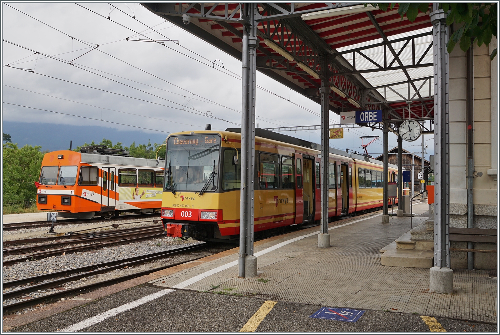 Zwei  Karlsruher Trams  der BR 450 haben bei der OC eine neue Heimat gefunden, im Bild der 94 80 450 003-9 in Orbe als Regionalzug nach Chavornay.
Infolge Rollmaterialmangel verkehrten bis zur Ankunft der beiden Triebwagen lngere Zeit Buse im SEV. 

15. August 2022