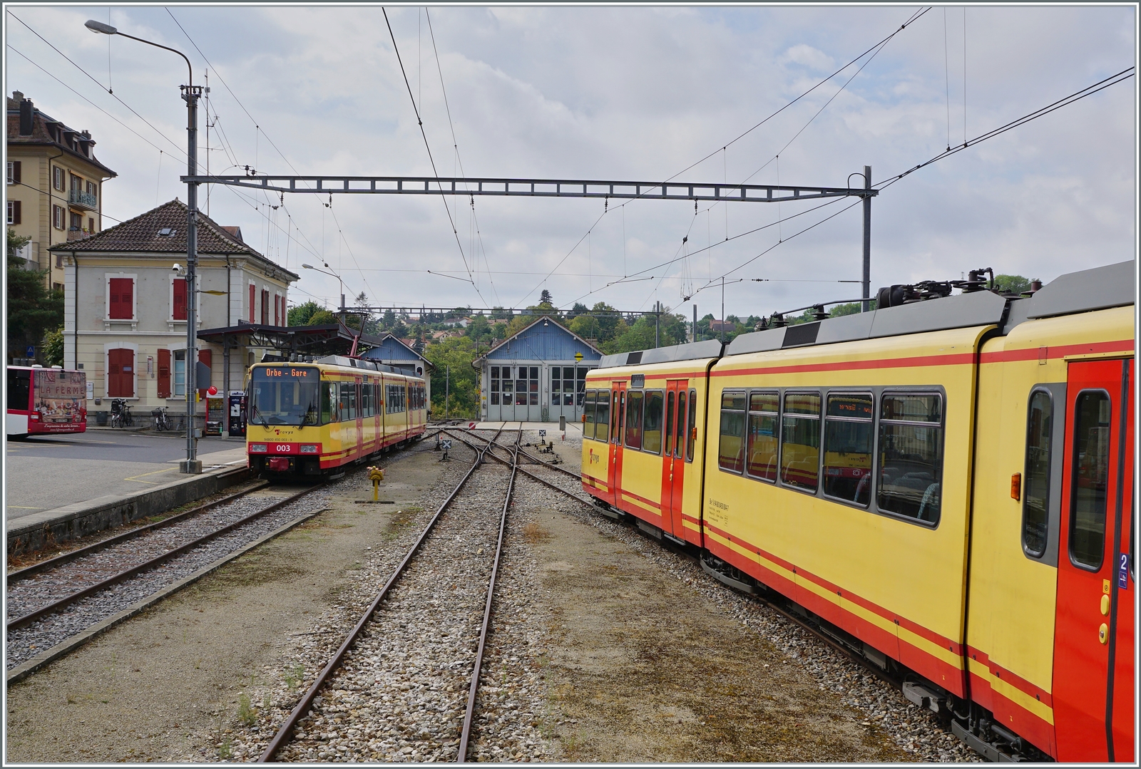 Zwei  Karlsruher Trams  der BR 450 haben bei der OC eine neuen Heimat gefunden im Bild der 94 80 450 003-9 in Orbe als Regionalzug nach Chavornay.
Infolge Rollmaterialmangel verkehrten bis zur Ankunft der beiden Treibwagen lnger Zeit Buse im SEV. 

15. August 2022