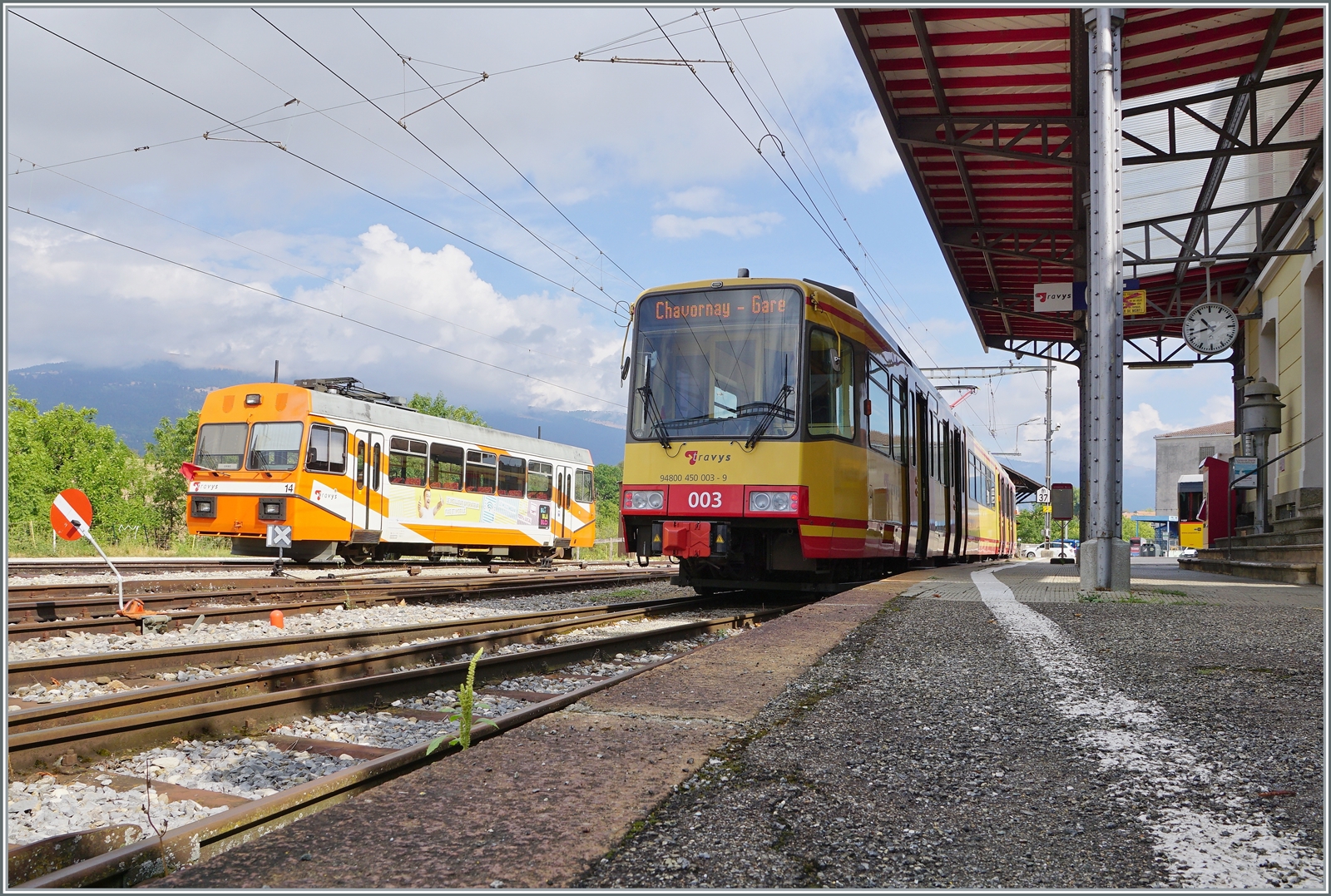 Zwei  Karlsruher Trams  der BR 450 haben bei der OC eine neuen Heimat gefunden im Bild der 94 80 450 003-9 in Orbe als Regionalzug nach Chavornay.
Infolge Rollmaterialmangel verkehrten bis zur Ankunft der beiden Treibwagen lnger Zeit Buse im SEV. 

15. August 2022