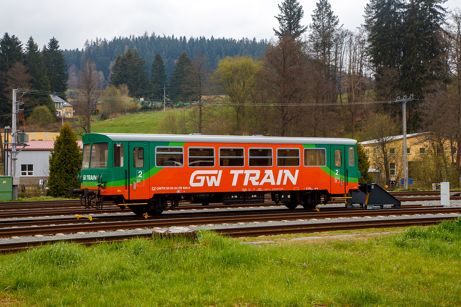 Zweiachsiger VT Beiwagen CZ-GWTR 50 54 24-29 424-5 der GW Train Regio a.s., zu Dieseltriebwagen (VT) der BR 816 (oder BR 810), abgestellt am 20.04.2023 im Bahnhof Bečov nad Teplou (Petschau).

TECHNISCHE DATEN:
Hersteller: ČKD Vagnka in Studnka (heute koda Vagonka a.s.)
Spurweite: 1.435 mm (Normalspur)
Anzahl der Achsen. 2 
Lnge ber Puffer: 13.970 mm
Hhe: 3.500 mm
Achsabstand: 8.000 mm
Eigengewicht: 15 t
Hchstgeschwindigkeit: 80 km/h
Sitzpltze: 69
Kleinster befahrbarer Gleisbogenhalbmesser: R 120 m

Die GW Train Regio a.s. (bis 20.12. 2011 Viamont Regio a.s.) ist ein Eisenbahnverkehrsunternehmen in Tschechien, mit Sitz in st nad Labem-Střekov. Die Gesellschaft betreibt Personenbefrderung mit der Bahn in vier Landkreisen der Tschechischen Republik sowie die Bahnstrecke R25 Plzeň - Most im Auftrag des Verkehrsministeriums der Tschechischen Republik. Zudem bietet sie grenzbergreifenden Bahnverkehr zwischen der Tschechischen Republik und Deutschland (Kraslice-Klingenthal), sowie grenzbergreifenden Bahnverkehr zwischen der Tschechischen Republik und Polen (Krlovec-Lubawka) in der Sommersaison.
