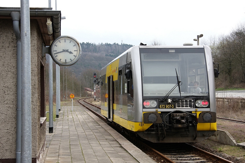 ... Eine letzte Aufnahme zum Abschied im Bf Nebra, weitere Aufnahmen waren bei dem Wetter nicht m�glich, da blieb uns nur die  Streckenkenntnisfahrt  bis Zeitz und das auch erst, nachdem die besten Pl�tze wieder frei waren. (Alle Aufn. 26.03.2009)