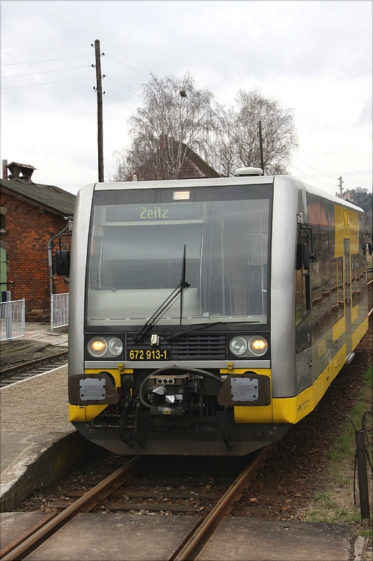 ... Im Bf Vitzenburg wartete bereits 672 913 als RB25879 auf die Kreuzung mit unserem Zug.  ...