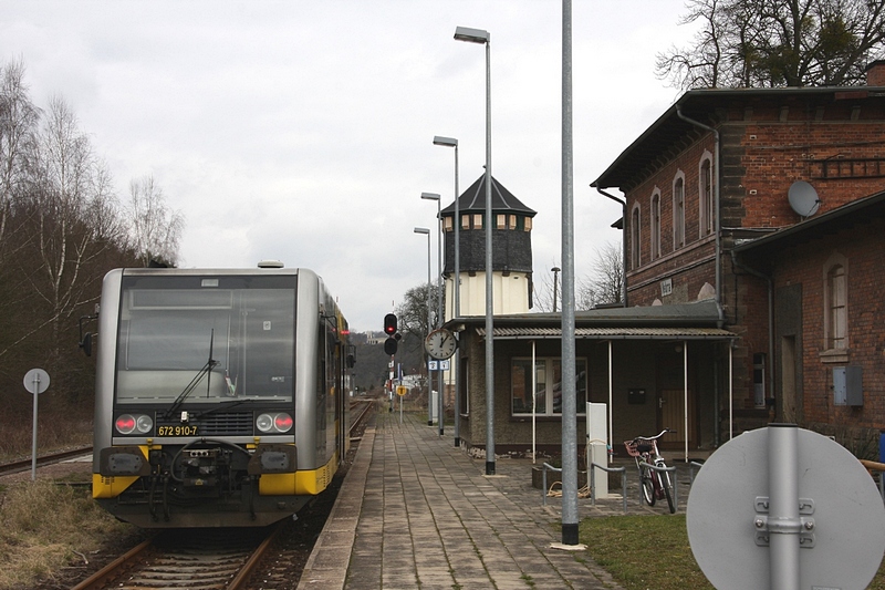 ... Nach der Ankunft in Nebra, der damaligen Endstation entstanden die Aufnahmen mit 672 907 als RB25972 ...
