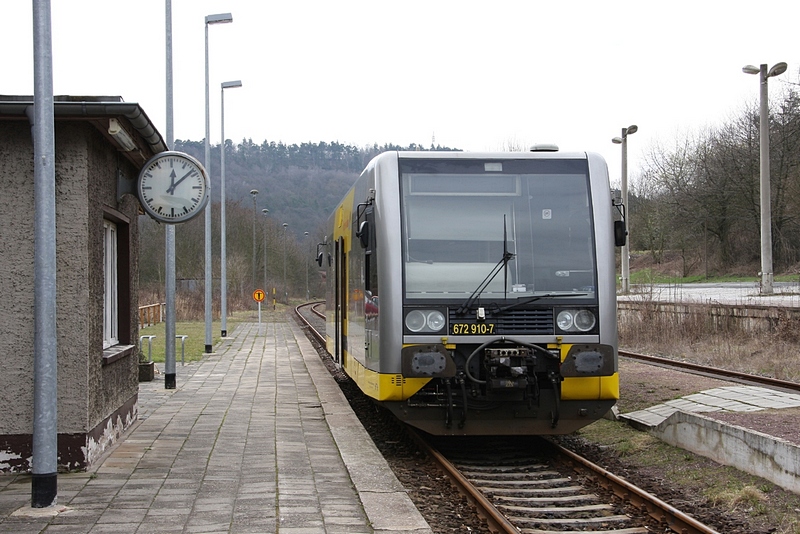 ... dieser wird als RB25977 um 13.50 Uhr zur�ck nach Naumburg fahren und wir setzen unsere Fahrt zum Himmelsscheibenmuseum mit dem bestellten Kleinbus fort. ...