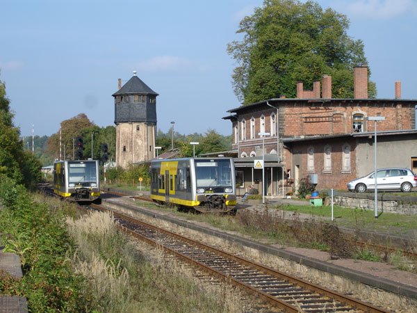 09.10.2005: Zwei Triebwagen der Burgenlandbahn in Nebra kurz vor der Abfahrt nach Artern und Naumburg.