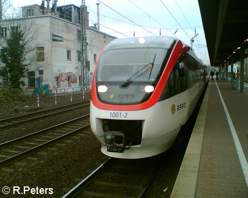 1001-2 steht mit der S28 Kaarst see in Dsseldorf-Vlklingerstrasse beriet. 06.01.06