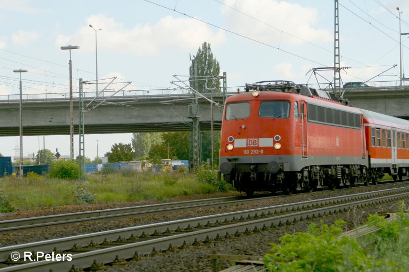 110 292-0 zieht ein Radlzug an Regensburg Ost vorbei. 13.09.07