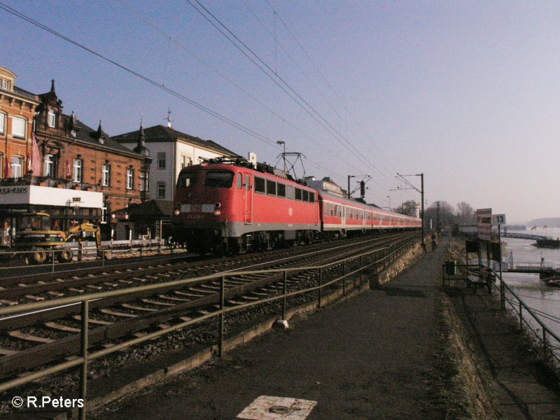 110 409-0 fhrt mit ein RE Koblenz in Rdesheim an dem Rhein ein. 13.02.08