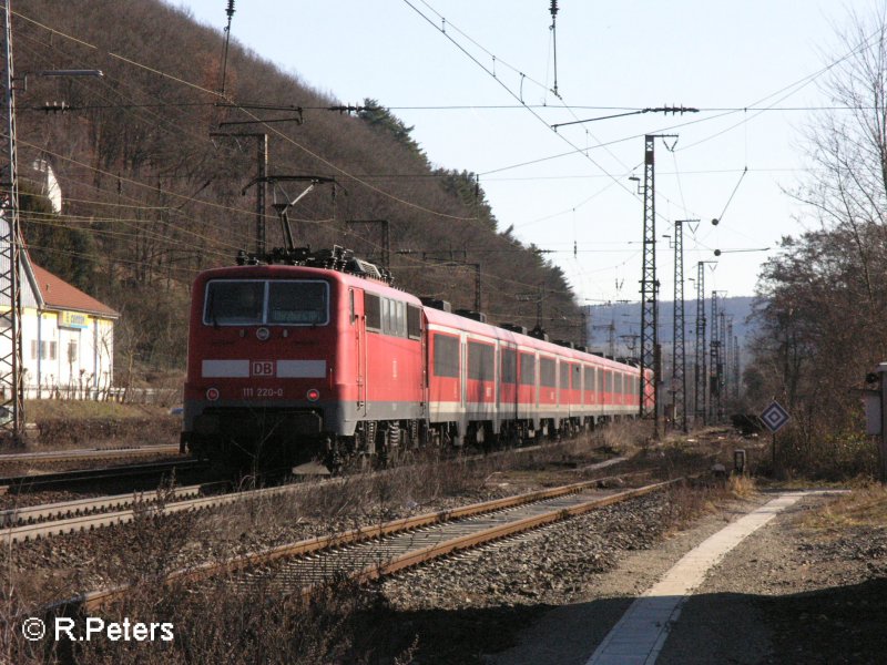 111 220-0 schiebt den RE Wrzburg in Gemnden. 16.02.08