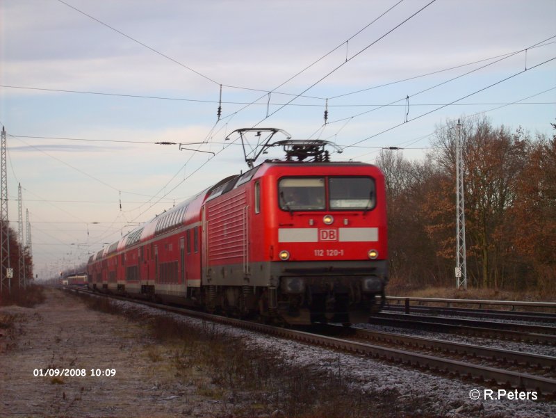 112 120-1 zieht bei Berlin-Friedrichshain den RE1 Eisenhttenstadt. 09.01.08