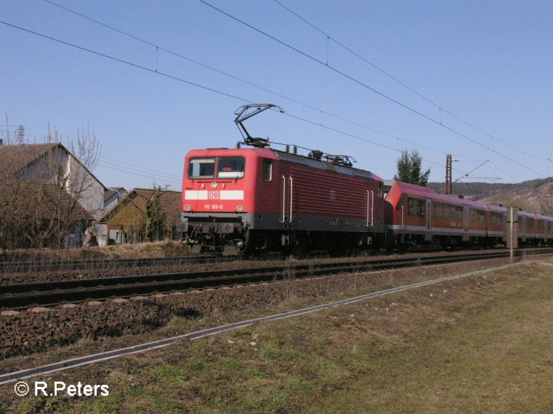 112 169-8 zieht im Sandwitch bei Himmelstadt dne RE Wrzburg. 16.02.08