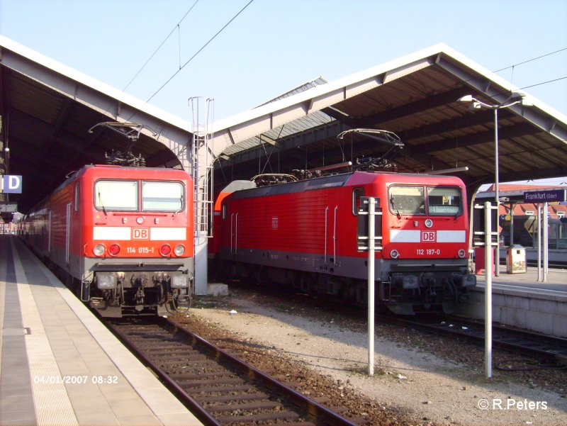 114 015-1 steht mit dem RE1 Magdeburg HBF auf Gleis 11 wredn 112 187-0 auf Gleis 9 mit RE1 Brandenburg HBF bereit steht. Frankfurt/Oder 01.04.07