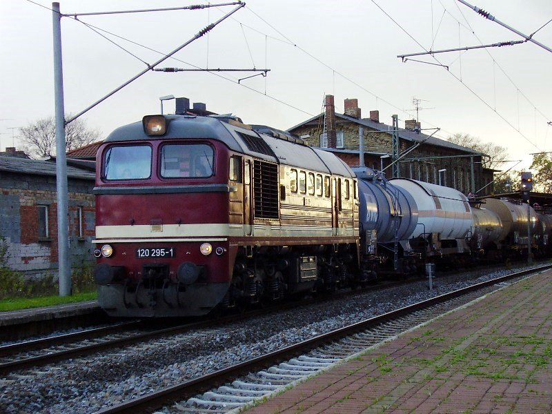 120 295 ist mit ihrem Fotog�terzug von Nebra nach Sta�furt auf der R�ckfahrt in Artern angekommen. Nun geht es auf der Hauptbahn weiter bis Sangerhausen und dann nach Sta�furt. 