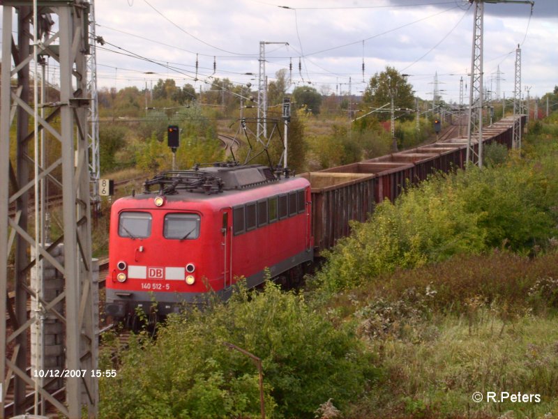 140 512-5 zieht ein leeren sandzug am AKO vorbei. 12.10.07