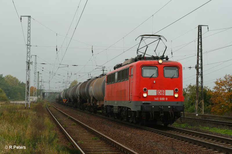 140 680-0 zieht ein Kesselzug durch Saarmund. 12.10.07