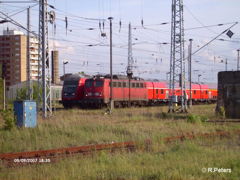 140 833-5 steht neben den RE1 in Eisenhttenstadt zur Abfahrt bereit.09.05.07