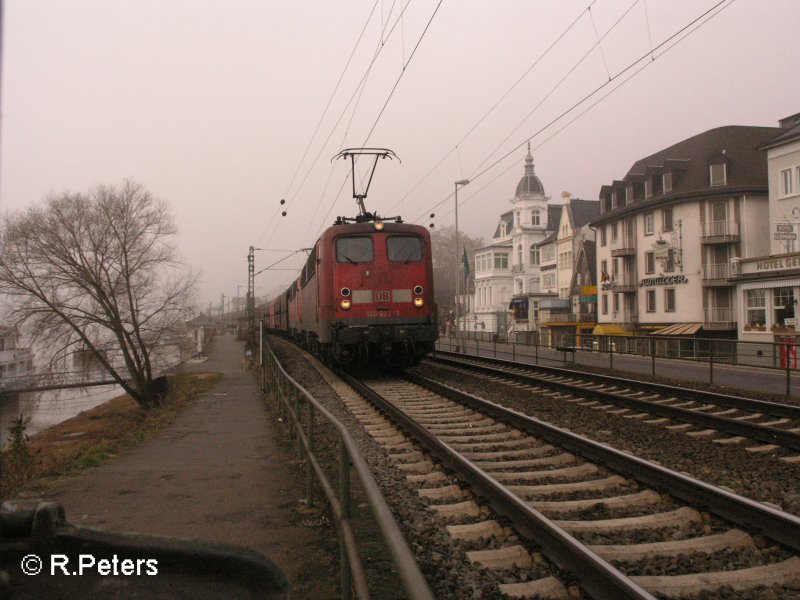 140 873-1 und eine Schwester maschine durchfahren Rdesheim an den Rhein mit ein Kohlezug. 14.02.08