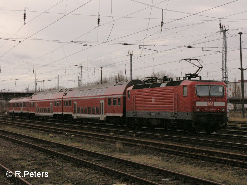 143 846-0 schiebt eine RB 11 Cottbus durch Eisenhttenstadt. 06.02.08