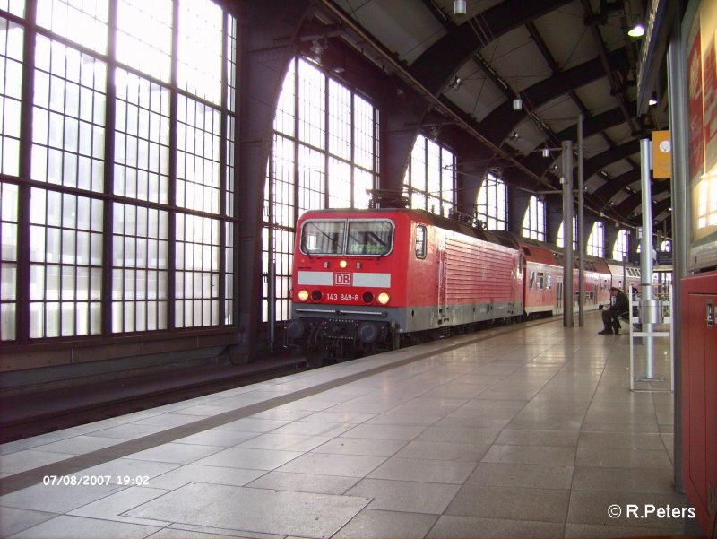 143 849-8 is in Berlin-Friedrichstrasse mit den RE7 eingefahren. 08.07.07