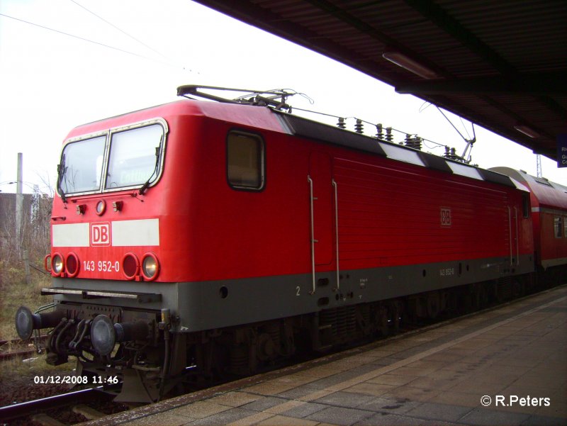 143 952-0 steht mit ein RB11 Cottbus in Eisenhttenstadt. 12.01.08