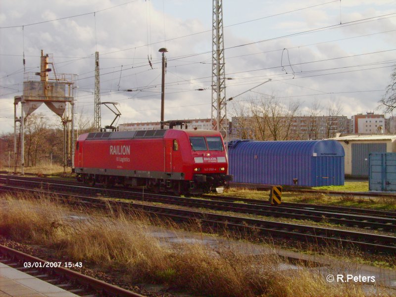 145 058-4 rollt solo von der Oderbrcke zurck in Frankfurt/Oder ein. 01.03.07