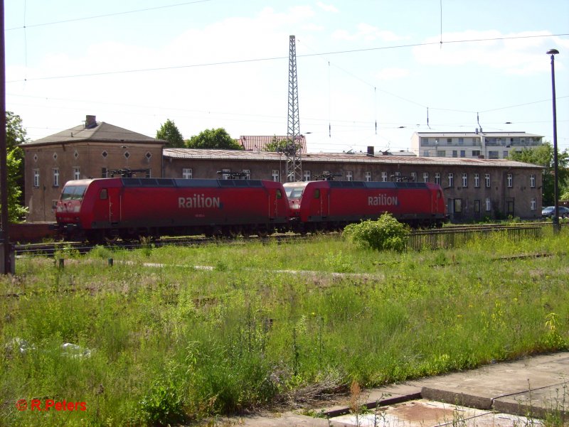 145 063-4 und eine Schwester Maschine stehen in Frankfurt/Oder bereit. 12.06.06