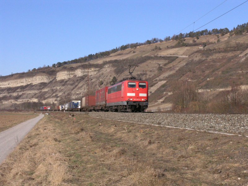 151 077-5 zieht bei Thngersheim ein Containerzug. 16.02.08