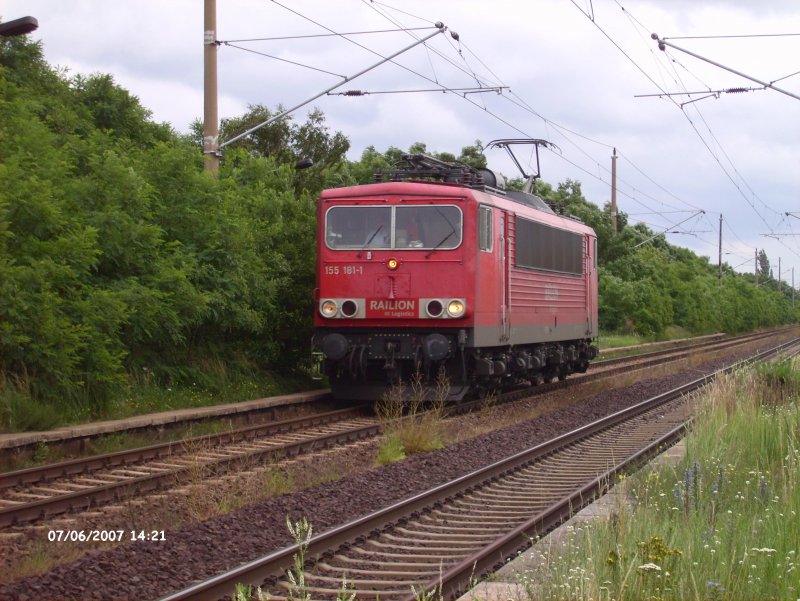 155 181-1 rollt solo am ex HP Vogelsang vorbei. 06.07.07