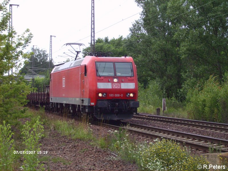 185 008-0 zieht auf dem Sdlichen Berliner Aussenring (BAR) bei Ahrensdorf ein gemischten Gterzug. 07.07.07