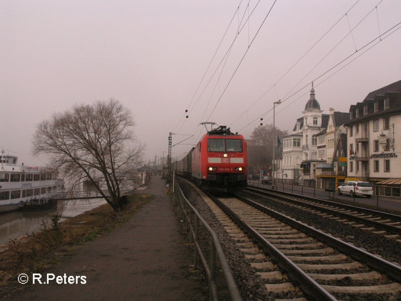 185 032-0 zieht ein Containerzug durch Rdesheim an dem Rhein. 14.02.08