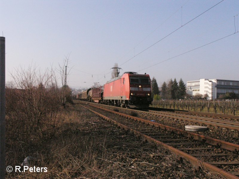 185 076-7 zieht bei Geisenheim ein gemischten Gterzug. 13.02.08