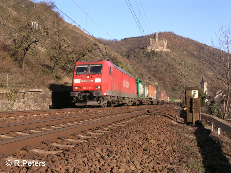 185 175-7 zieht bei Wellmich ein Wechselpritschenzug. 12.02.08