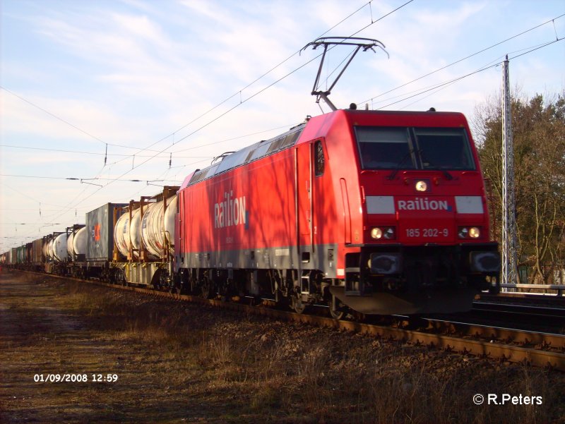 185 202-9 durchfhrt Berlin-Friedrichshain mit ein Wechselpritschenzug. 09.01.08